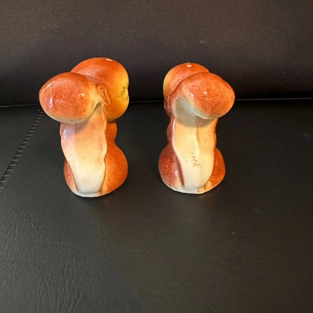Vintage Ceramic‎ Squirrel Salt & Pepper Shaker Set Beige Woodland Mid Century